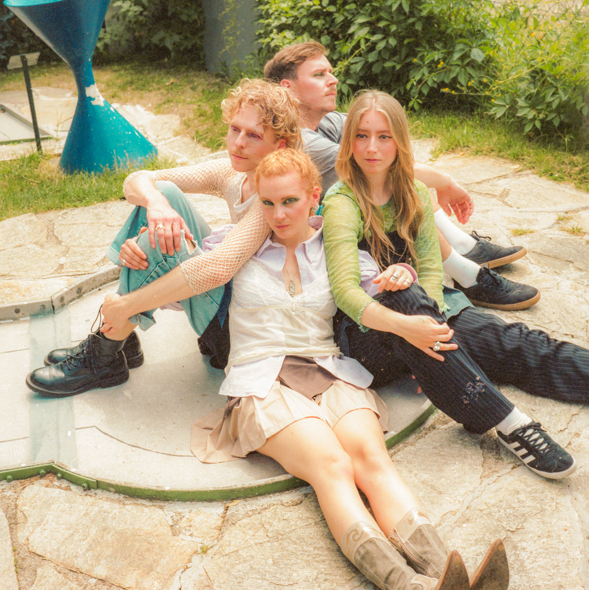 Folk group GARDENS grace us with their first album, Waves – LOUD WOMEN